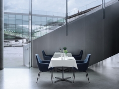 Стул с подлокотниками LITTLE GIRAFFE 3201 фабрики FRITZ HANSEN