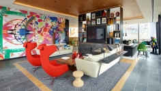 Стул с подлокотниками Eames Fiberglass фабрики Vitra
