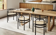 Стул с подлокотниками PK15™ Black coloured ash фабрики FRITZ HANSEN
